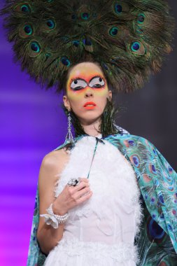 New york - 15 Şubat: manken new yorker Hotel catalin botezatu moda pistte couture moda haftası 15 Şubat 2013 tarihinde new York'ta yürür