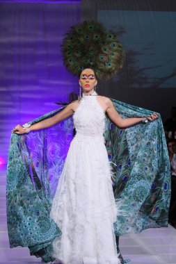 New york - 15 Şubat: manken new yorker Hotel catalin botezatu moda pistte couture moda haftası 15 Şubat 2013 tarihinde new York'ta yürür