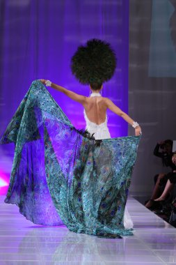 New york - 15 Şubat: manken new yorker Hotel catalin botezatu moda pistte couture moda haftası 15 Şubat 2013 tarihinde new York'ta yürür