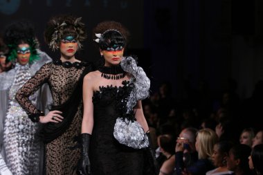 New york - 15 Şubat: modelleri yürümek pist finale new yorker Hotel catalin botezatu moda pistte couture moda haftası 15 Şubat 2013 tarihinde new York'ta