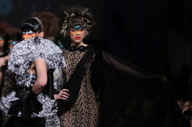 New york - 15 Şubat: modelleri yürümek pist finale new yorker Hotel catalin botezatu moda pistte couture moda haftası 15 Şubat 2013 tarihinde new York'ta
