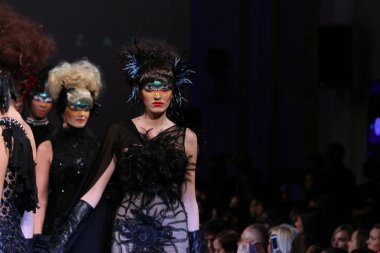New york - 15 Şubat: modelleri yürümek pist finale new yorker Hotel catalin botezatu moda pistte couture moda haftası 15 Şubat 2013 tarihinde new York'ta