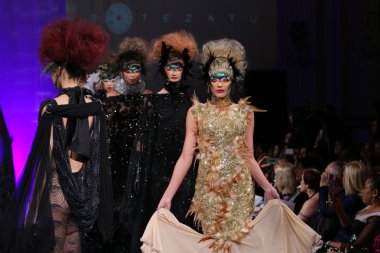 New york - 15 Şubat: modelleri yürümek pist finale new yorker Hotel catalin botezatu moda pistte couture moda haftası 15 Şubat 2013 tarihinde new York'ta