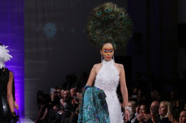 New york - 15 Şubat: manken new yorker Hotel catalin botezatu moda pistte couture moda haftası 15 Şubat 2013 tarihinde new York'ta yürür