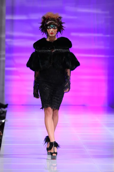 NEW YORK - FEBRUARY 15: A Model walks on the Catalin Botezatu fashion runway at The New Yorker Hotel during Couture Fashion Week on February 15, 2013 in New York City — Stock Photo, Image
