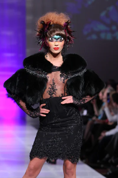 New york - 15 Şubat: manken new yorker Hotel catalin botezatu moda pistte couture moda haftası 15 Şubat 2013 tarihinde new York'ta yürür