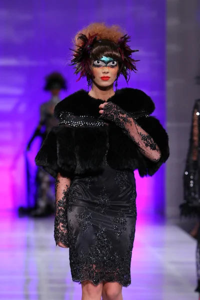 NEW YORK - FEBRUARY 15: A Model walks on the Catalin Botezatu fashion runway at The New Yorker Hotel during Couture Fashion Week on February 15, 2013 in New York City — Stock Photo, Image