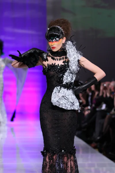 NEW YORK - FEBRUARY 15: A Model walks on the Catalin Botezatu fashion runway at The New Yorker Hotel during Couture Fashion Week on February 15, 2013 in New York City — Stock Photo, Image