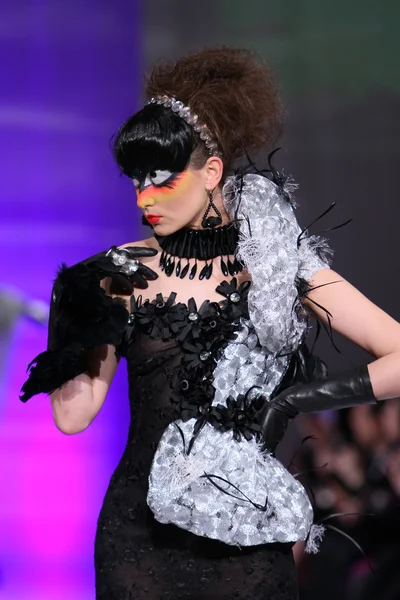 New york - 15 Şubat: manken new yorker Hotel catalin botezatu moda pistte couture moda haftası 15 Şubat 2013 tarihinde new York'ta yürür