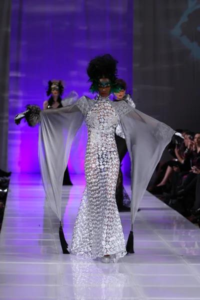 NEW YORK - FEBRUARY 15: Models walk on the Catalin Botezatu fashion runway at The New Yorker Hotel during Couture Fashion Week on February 15, 2013 in New York City — Stock Photo, Image