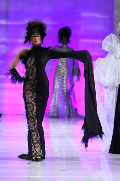 NEW YORK - FEBRUARY 15: A Model walks on the Catalin Botezatu fashion runway at The New Yorker Hotel during Couture Fashion Week on February 15, 2013 in New York City — Stock Photo, Image