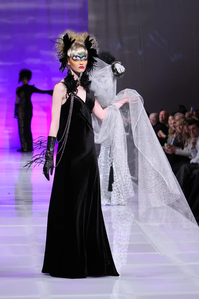 NOVA IORQUE - FEVEREIRO 15: Um modelo caminha na pista de moda Catalin Botezatu no The New Yorker Hotel durante a Couture Fashion Week em 15 de fevereiro de 2013 em Nova York — Fotografia de Stock