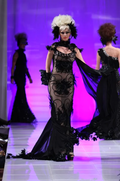 New york - 15 Şubat: manken new yorker Hotel catalin botezatu moda pistte couture moda haftası 15 Şubat 2013 tarihinde new York'ta yürür