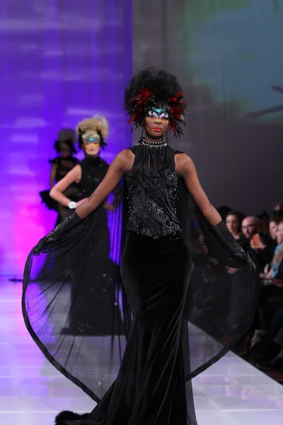 NEW YORK - FEBRUARY 15: A Model walks on the Catalin Botezatu fashion runway at The New Yorker Hotel during Couture Fashion Week on February 15, 2013 in New York City — Stock Photo, Image