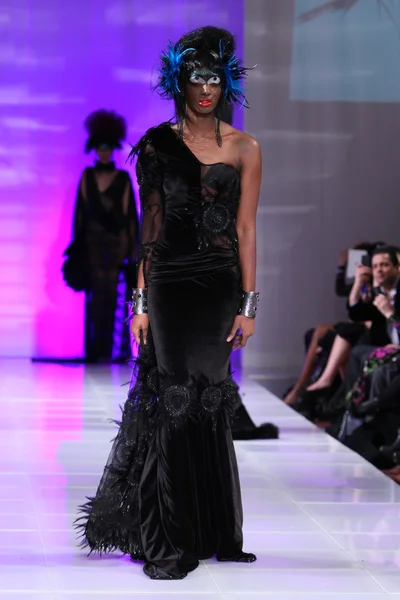 NEW YORK - FEBRUARY 15: A Model walks on the Catalin Botezatu fashion runway at The New Yorker Hotel during Couture Fashion Week on February 15, 2013 in New York City — Stock Photo, Image