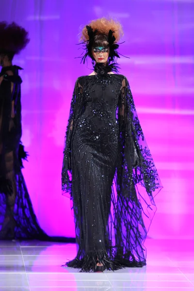 НЬЮ-ЙОРК - 15 февраля 2013 года во время Недели моды в Нью-Йорке модель гуляет по модной подиумной полосе Catalin Botezatu в отеле The New Yorker Hotel — стоковое фото