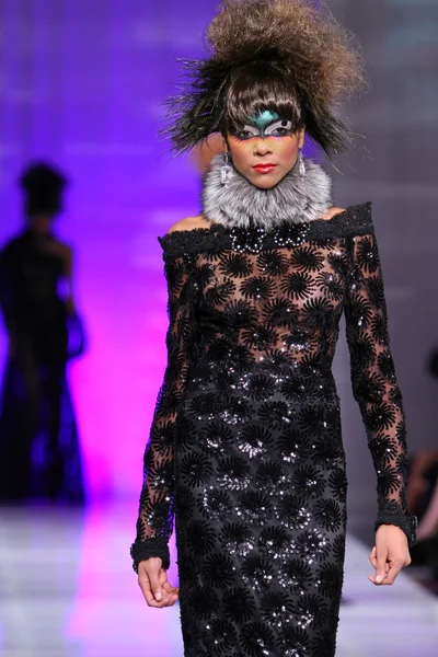 NEW YORK - FEBRUARY 15: A Model walks on the Catalin Botezatu fashion runway at The New Yorker Hotel during Couture Fashion Week on February 15, 2013 in New York City — Stock Photo, Image