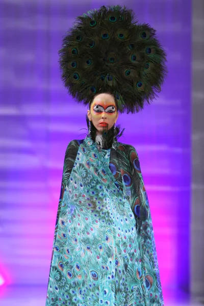 NEW YORK - FEBRUARY 15: A Model walks on the Catalin Botezatu fashion runway at The New Yorker Hotel during Couture Fashion Week on February 15, 2013 in New York City — Stock Photo, Image