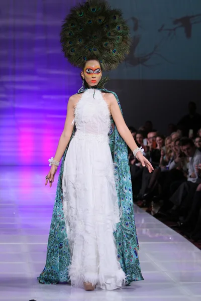 NEW YORK - FEBRUARY 15: A Model walks on the Catalin Botezatu fashion runway at The New Yorker Hotel during Couture Fashion Week on February 15, 2013 in New York City — Stock Photo, Image