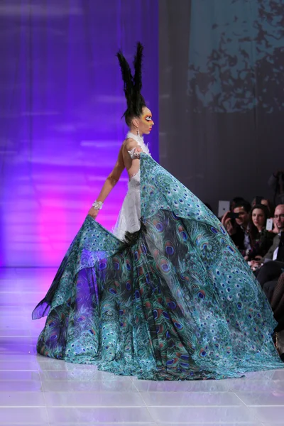 NOVA IORQUE - FEVEREIRO 15: Um modelo caminha na pista de moda Catalin Botezatu no The New Yorker Hotel durante a Couture Fashion Week em 15 de fevereiro de 2013 em Nova York — Fotografia de Stock