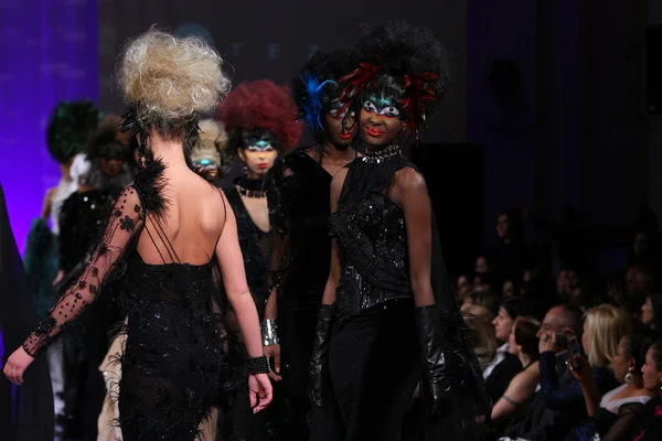 New york - 15 februari: modellen lopen start-en landingsbaan finale op de catalin botezatu mode baan bij het new yorker hotel tijdens couture fashionweek op 15 februari 2013 in new york city — Stockfoto