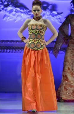 New york - 17 Şubat: model ariel cedeno moda pist new yorker Hotel couture moda haftası 17 Şubat 2013 tarihinde new York'ta yürür