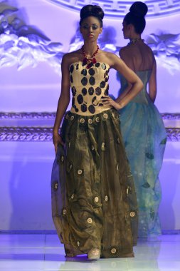 New york - 17 Şubat: model ariel cedeno moda pist new yorker Hotel couture moda haftası 17 Şubat 2013 tarihinde new York'ta yürür