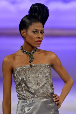 New york - 17 Şubat: model ariel cedeno moda pist new yorker Hotel couture moda haftası 17 Şubat 2013 tarihinde new York'ta yürür