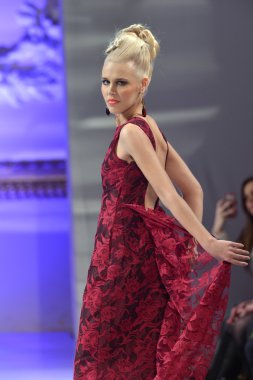 New york - 17 Şubat: model ariel cedeno moda pist new yorker Hotel couture moda haftası 17 Şubat 2013 tarihinde new York'ta yürür