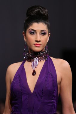 New york - 17 Şubat: manken new yorker Hotel lourdes atencio moda pistte couture moda haftası 17 Şubat 2013 tarihinde new York'ta yürür