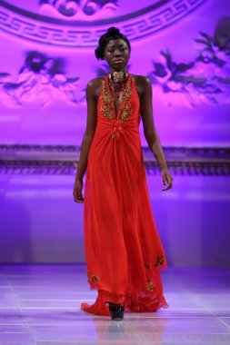 New york - 17 Şubat: manken new yorker Hotel lourdes atencio moda pistte couture moda haftası 17 Şubat 2013 tarihinde new York'ta yürür