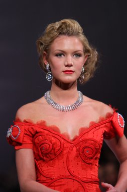 New york - 17 Şubat: manken new yorker Hotel lourdes atencio moda pistte couture moda haftası 17 Şubat 2013 tarihinde new York'ta yürür
