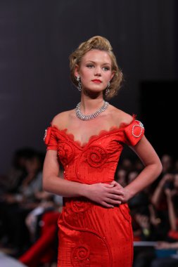New york - 17 Şubat: manken new yorker Hotel lourdes atencio moda pistte couture moda haftası 17 Şubat 2013 tarihinde new York'ta yürür