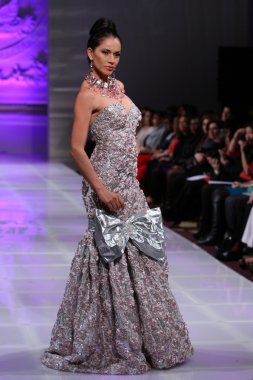 New york - 17 Şubat: manken new yorker Hotel lourdes atencio moda pistte couture moda haftası 17 Şubat 2013 tarihinde new York'ta yürür