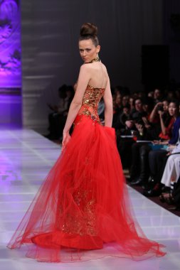 New york - 17 Şubat: manken new yorker Hotel lourdes atencio moda pistte couture moda haftası 17 Şubat 2013 tarihinde new York'ta yürür