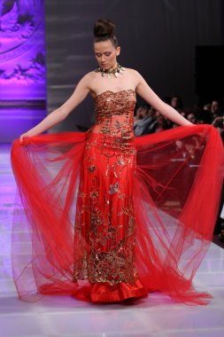 New york - 17 Şubat: manken new yorker Hotel lourdes atencio moda pistte couture moda haftası 17 Şubat 2013 tarihinde new York'ta yürür