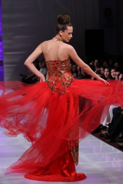 New york - 17 Şubat: manken new yorker Hotel lourdes atencio moda pistte couture moda haftası 17 Şubat 2013 tarihinde new York'ta yürür