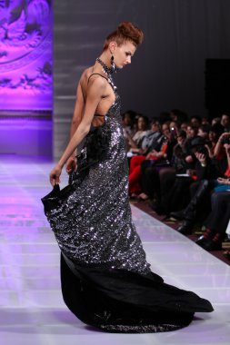 New york - 17 Şubat: manken new yorker Hotel lourdes atencio moda pistte couture moda haftası 17 Şubat 2013 tarihinde new York'ta yürür