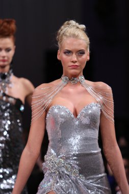 New york - 17 Şubat: modelleri yürümek new yorker Hotel lourdes atencio moda pistte couture moda haftası 17 Şubat 2013 tarihinde new York'ta