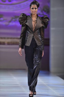 New york - 16 Şubat: andres üzerinde bir model yürür aquino moda pist üzerinde 16 Şubat 2013 couture moda haftası sırasında new yorker Hotel new york City