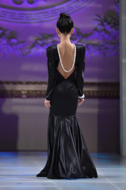 New york - 16 Şubat: andres üzerinde bir model yürür aquino moda pist üzerinde 16 Şubat 2013 couture moda haftası sırasında new yorker Hotel new york City