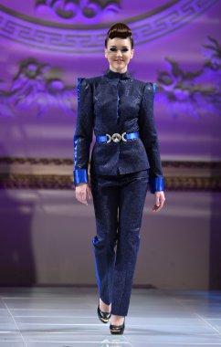 New york - 16 Şubat: andres üzerinde bir model yürür aquino moda pist üzerinde 16 Şubat 2013 couture moda haftası sırasında new yorker Hotel new york City