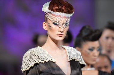 New york - 16 Şubat: andres üzerinde yürür modelleri ve tasarımcılar aquino moda pist üzerinde 16 Şubat 2013 couture moda haftası sırasında new yorker Hotel new york City