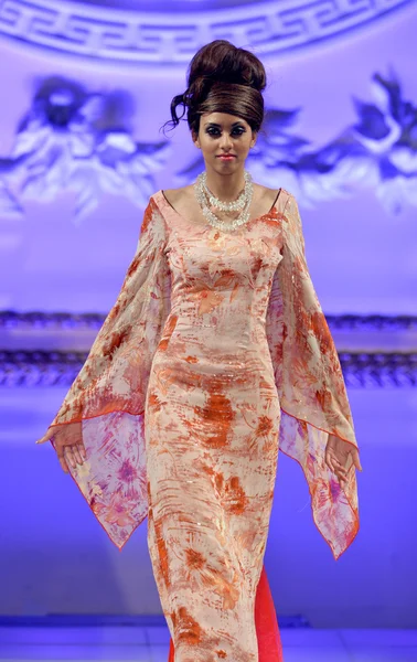 NEW YORK - FEBRUARY 17: A Model walks on the Ariel Cedeno fashion runway at The New Yorker Hotel during Couture Fashion Week on February 17, 2013 in New York City — Stock Photo, Image