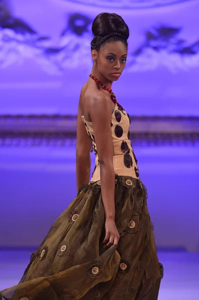 Nowy Jork - 17 lutego: model idzie na wybiegu moda Cedeño ariel w hotelu new yorker couture fashion Week 17 lutego 2013 r. w Nowym Jorku — Zdjęcie stockowe