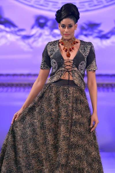 NEW YORK - FEBRUARY 17: A Model walks on the Ariel Cedeno fashion runway at The New Yorker Hotel during Couture Fashion Week on February 17, 2013 in New York City — Stock Photo, Image