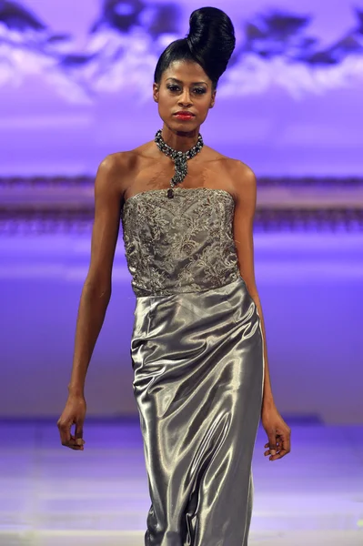 NEW YORK - FEBRUARY 17: A Model walks on the Ariel Cedeno fashion runway at The New Yorker Hotel during Couture Fashion Week on February 17, 2013 in New York City — Stock Photo, Image