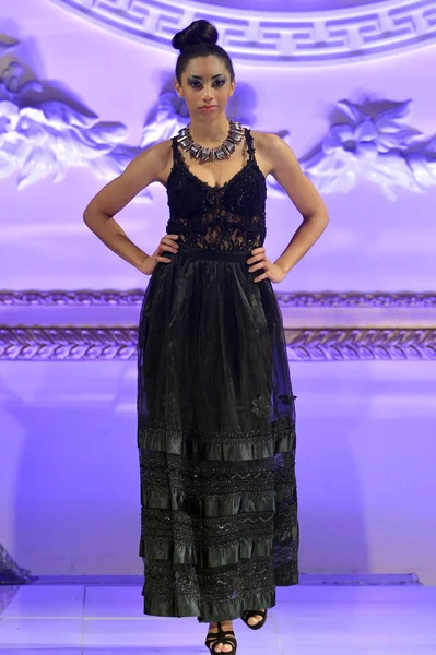 뉴욕-2 월 17 일: 모델 뉴욕시에서 2013 년 2 월 17 일에 패션쇼 패션 위 크 동안 뉴 요 커 호텔에서 아리엘 cedeno 패션 활주로에 산책 — 스톡 사진
