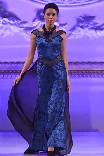 纽约 — — 2 月 17 日： 一个模型在纽约城在纽约酒店阿里埃勒 · 塞德尼奥时尚跑道上走时装时装周上 2013 年 2 月 17 日 — 图库照片
