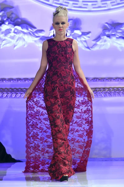 NEW YORK - FEBRUARY 17: A Model walks on the Ariel Cedeno fashion runway at The New Yorker Hotel during Couture Fashion Week on February 17, 2013 in New York City — Stock Photo, Image